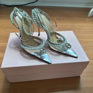 MACH & MACH PEARLS AND DIAMOND PVC HIGH
HEELS (110MM)
SILVER
36.5